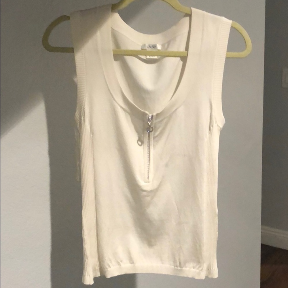 Cache sleeveless top
